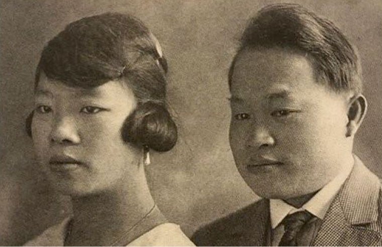 A young Chinese couple in the 1920s pose for a photo.